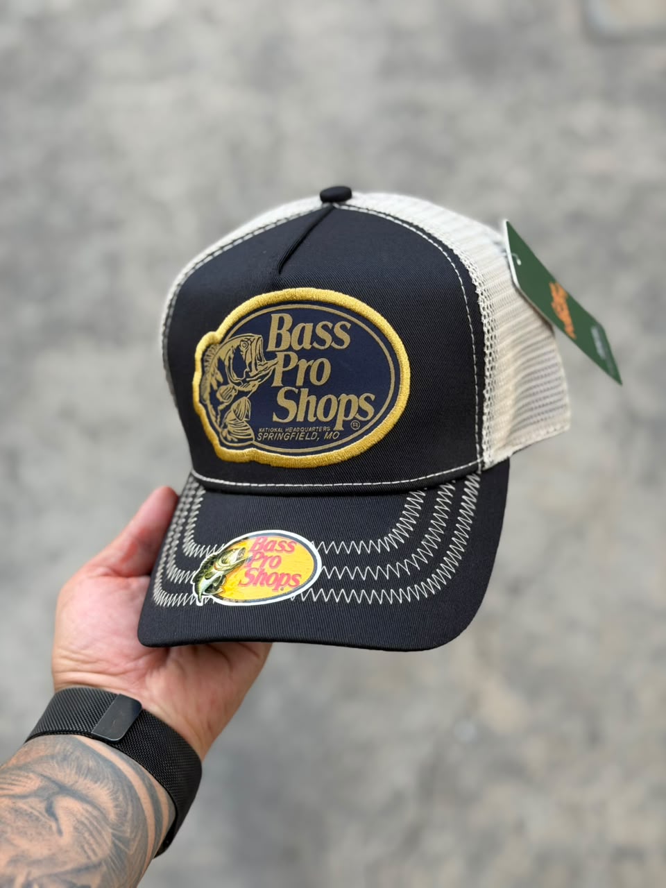 Gorra Bass Pro Shop Negra Costuras Zigzag Malla Beige